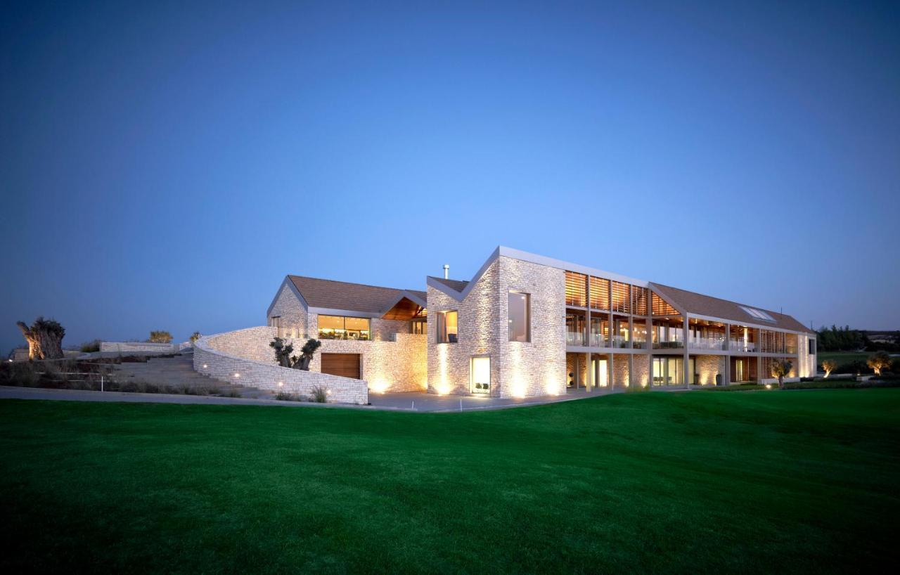 Minthis Resort Tsadha Exteriör bild The clubhouse at the Royal County of Berkshire Golf Club