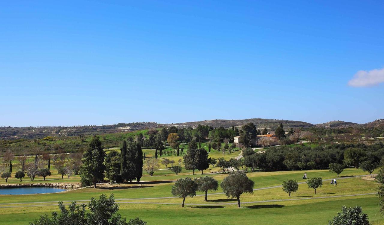 Minthis Resort Tsadha Exteriör bild Golf course in Sotogrande, Spain