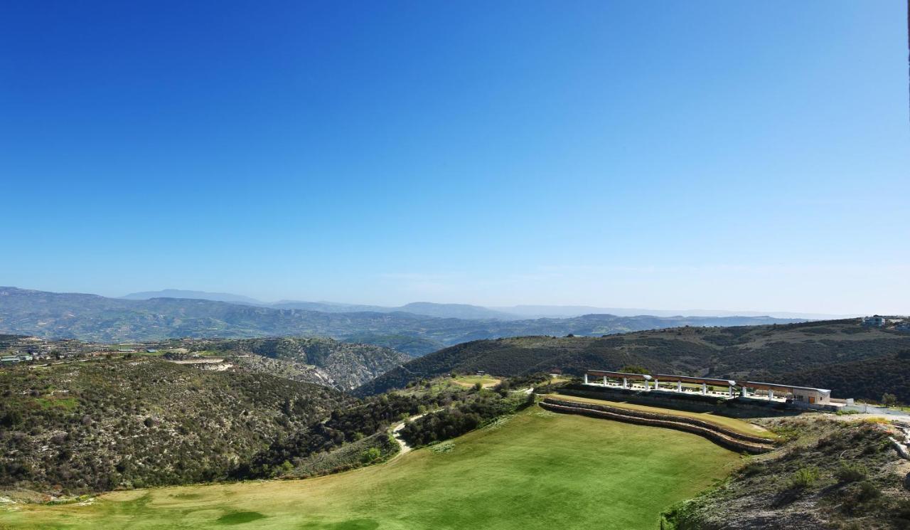 Minthis Resort Tsadha Exteriör bild View of the golf course