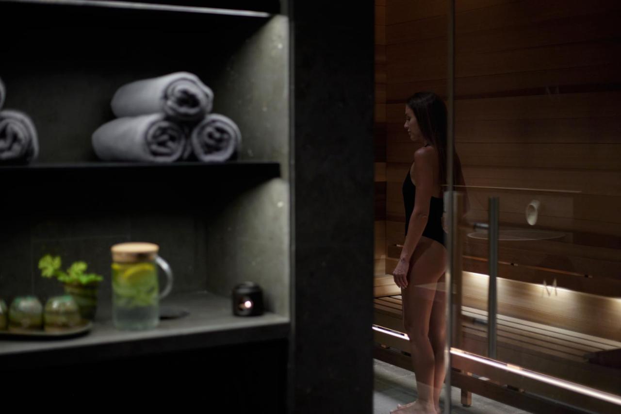Minthis Resort Tsadha Exteriör bild A woman in a sauna