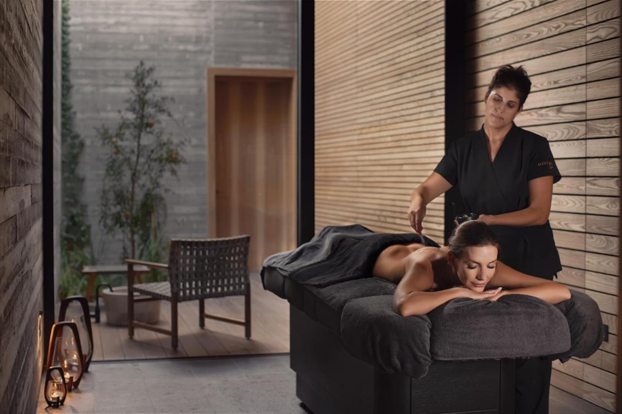 Minthis Resort Tsadha Exteriör bild A massage therapist at work
